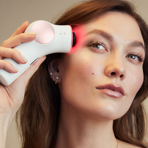 karlie-kloss-supermodel-theraface-pro-skin-care-routine-red-light-therapy-white
